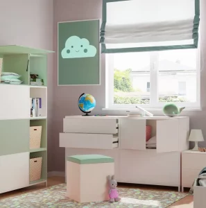 • Le librerie: sono utili per conservare i libri, i giochi, i peluche e gli oggetti personali dei bambini. Le librerie in metallo per bambini hanno delle mensole spaziose e resistenti, che si possono regolare in altezza. Alcune librerie hanno anche delle griglie o delle porte, per proteggere i contenuti dalla polvere o dalla curiosità degli altri. • I comodini: sono perfetti per tenere vicino al letto una lampada, una sveglia, un bicchiere d'acqua o un libro da leggere prima di dormire. I comodini in metallo per bambini hanno dei cassetti o dei ripiani, per riporre piccoli oggetti. Alcuni comodini sono da appendere a parete o da appoggiare a pavimento, per adattarsi a diverse soluzioni di spazio. • I contenitori e le cassettiere, alla giusta altezza, da adattare a loro mentre crescono, per riporre i loro giochi, i libri e tutte le loro cose in modo sicuro e senza pericoli. arredi in metallo cameretta